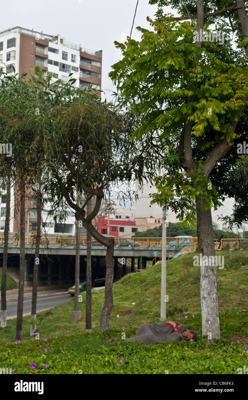 Una persona senza dimora addormentato in Barranco Lima Foto Stock