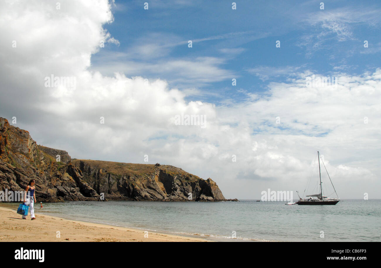 La spiaggia sabbiosa di Plage des Soux sul roccioso Côte Sauvage di Ile d'Yeu, isola di Yeu, nell'Atlantico francese, Vendee Foto Stock