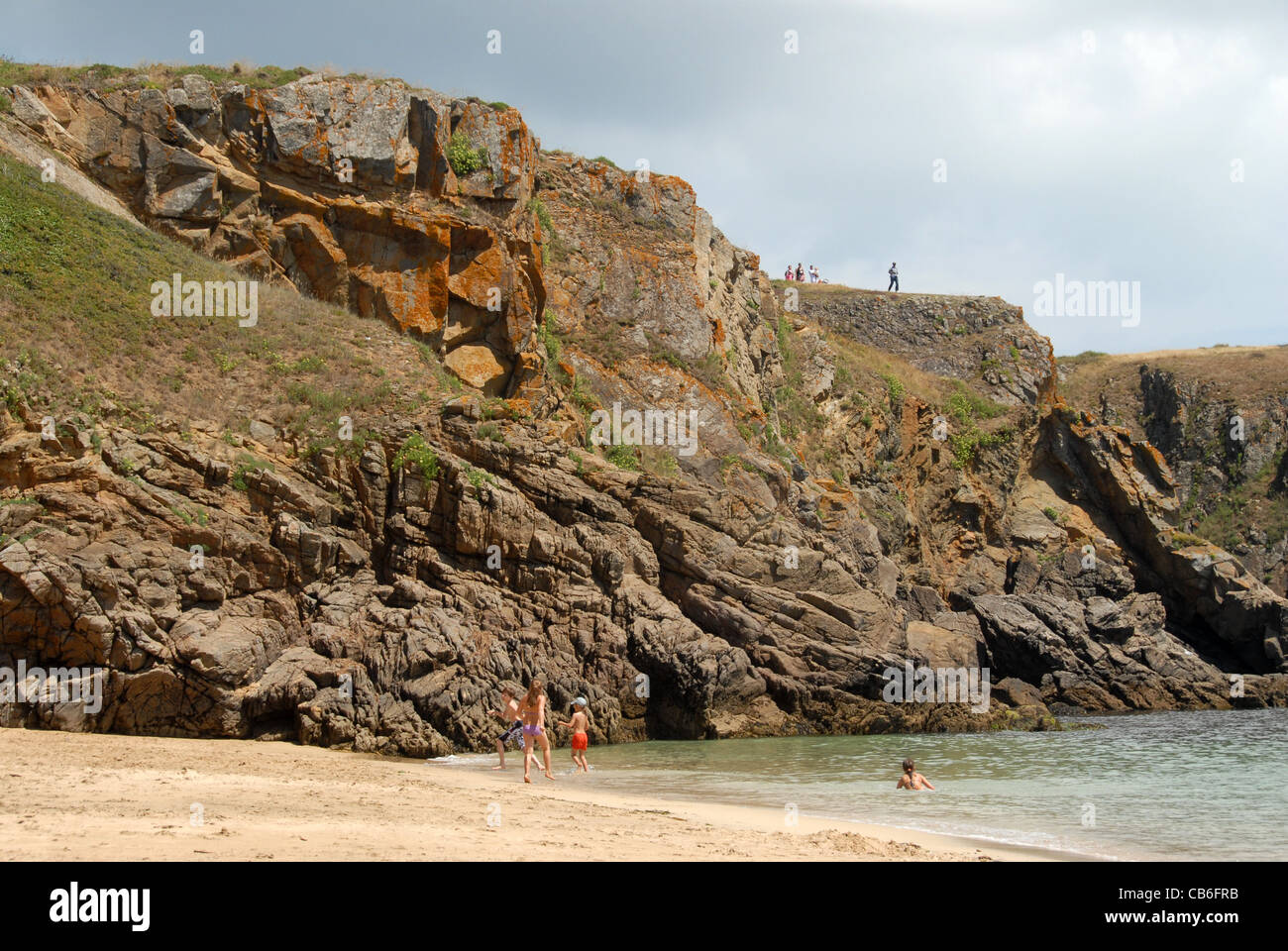 La spiaggia sabbiosa di Plage des Soux sul roccioso Côte Sauvage di Ile d'Yeu, isola di Yeu, nell'Atlantico francese, Vendee Foto Stock