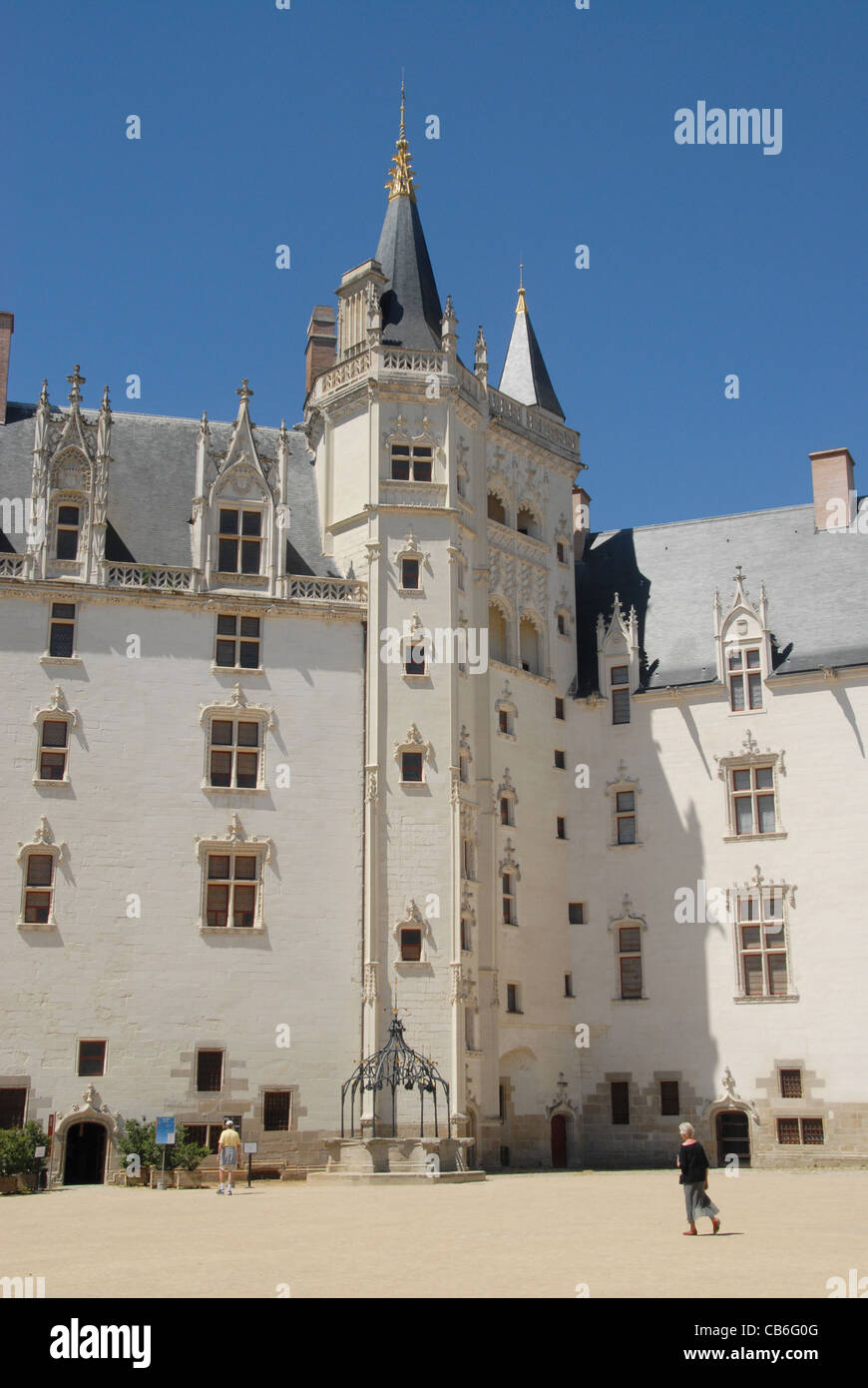 Cortile interno del castello dei duchi di Bretagna nella vecchia città di Nantes, Loire Atlantque, Francia Foto Stock