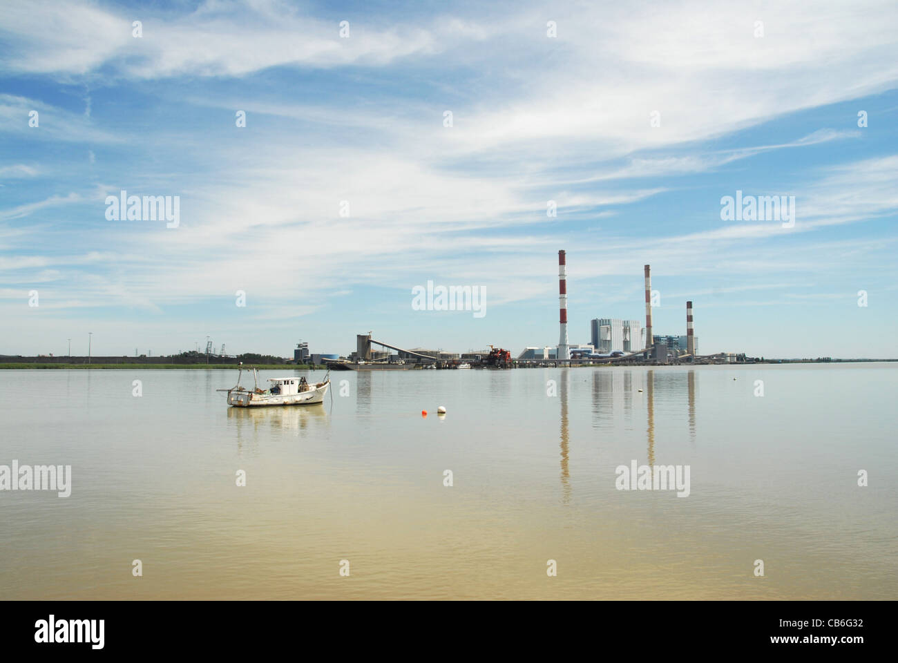 Loira inferiore fiume vicino a Cordemais, un villaggio vicino al fiume di estuario Foto Stock