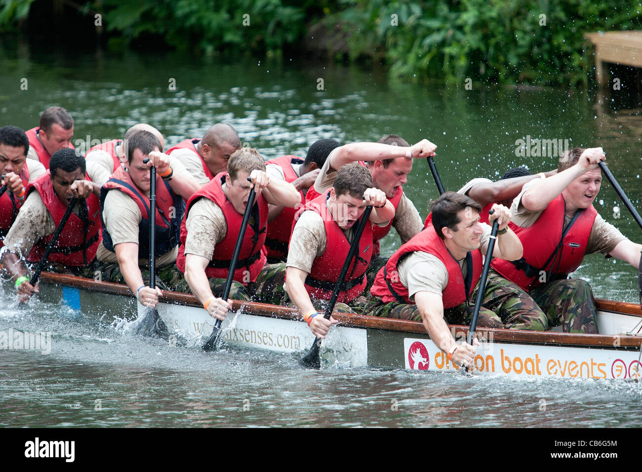 I soldati da 9 Reggimento Royal Logistica Corps prendere parte in una gara di dragon boat sul fiume Avon in Chippenham Wiltshire Regno Unito. Foto Stock