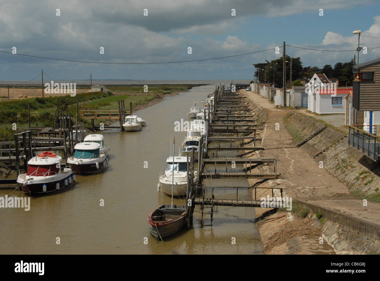 La pesca barche e yacht nel porto di Le Collet, un villaggio di pescatori nel Marais breton di Loire Atlantique, Francia Foto Stock