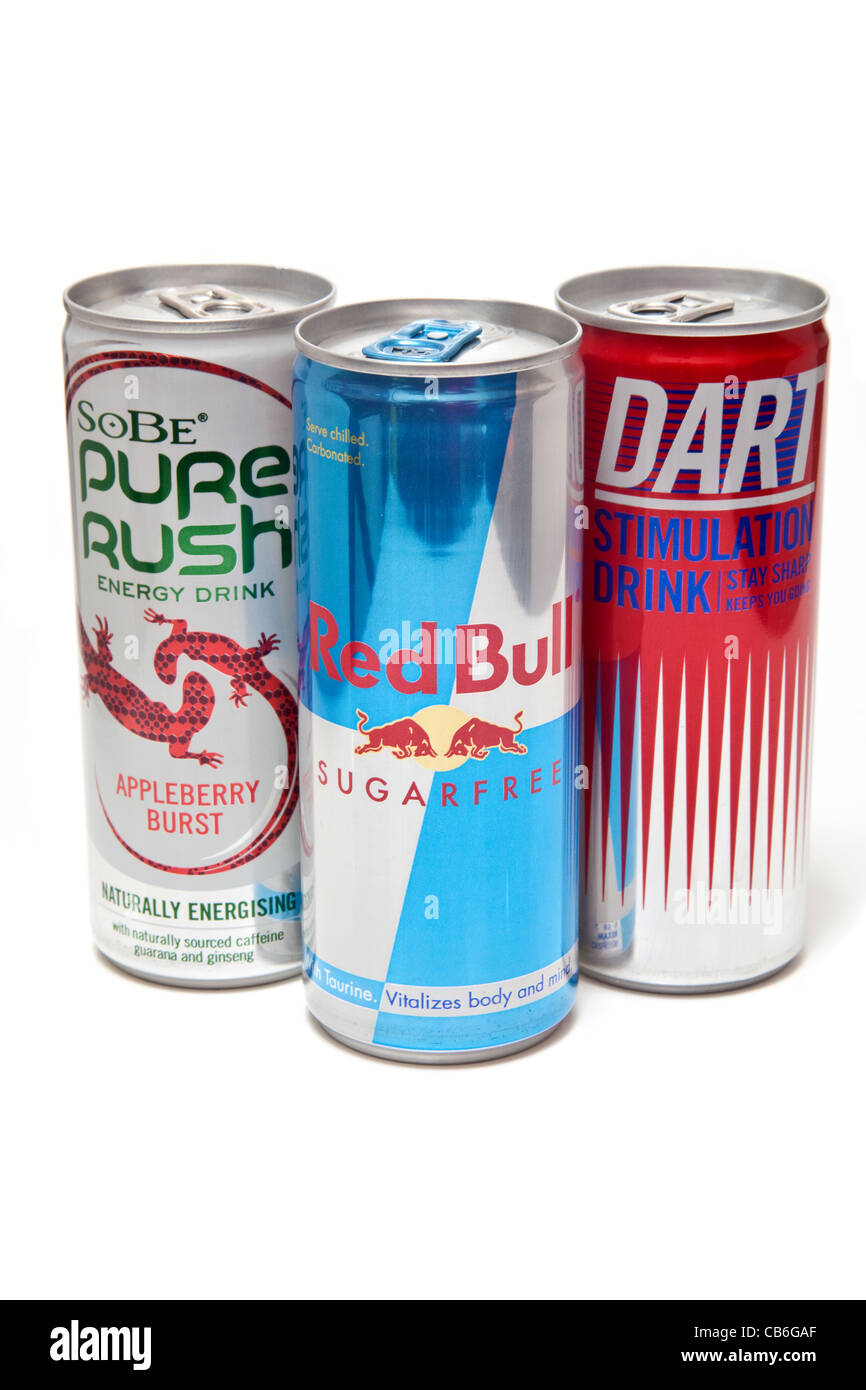 Le lattine di bevande energetiche isolate su un bianco di sfondo per studio. Foto Stock