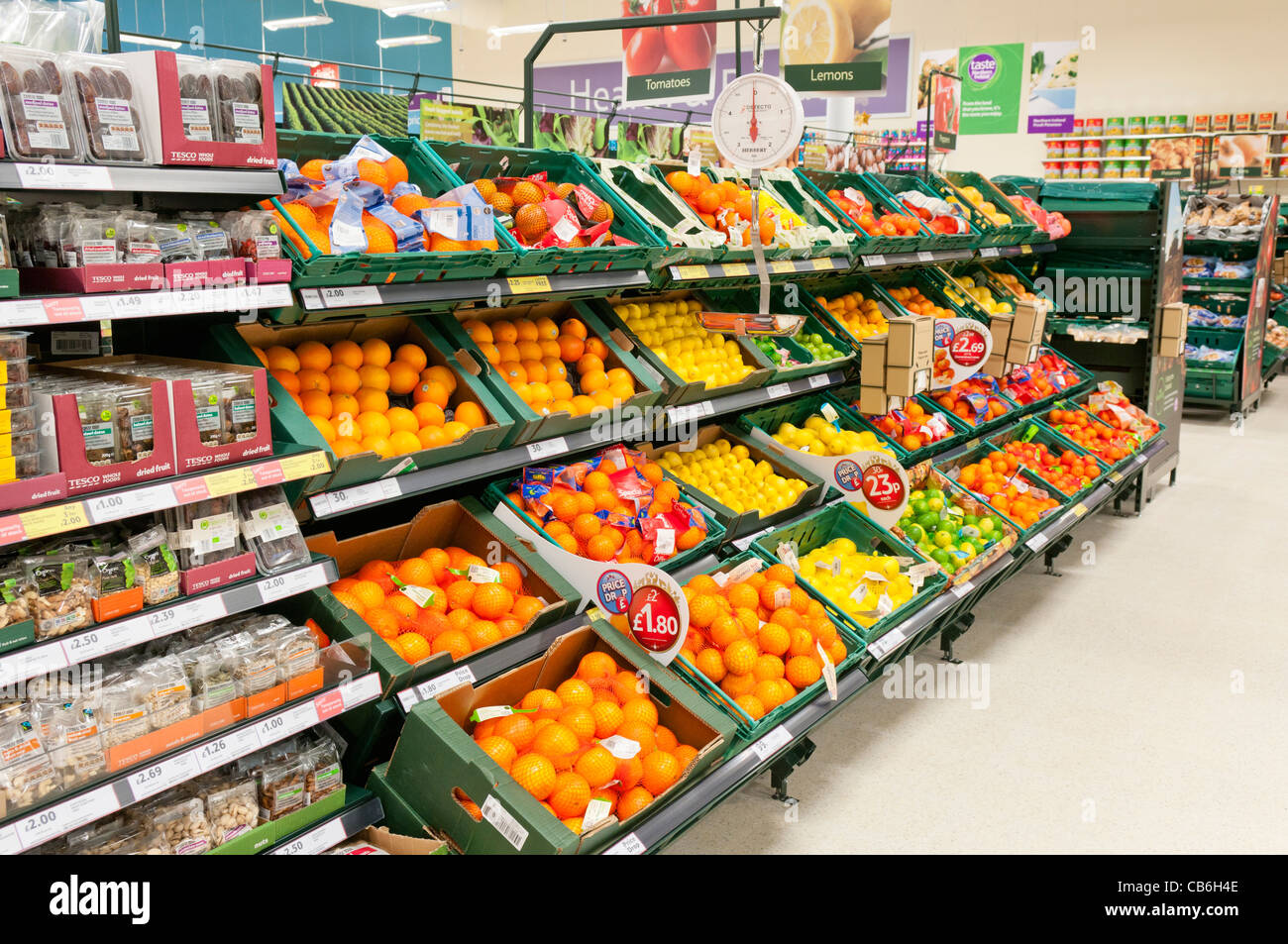 Dipartimento di frutta all'interno di un negozio Tesco Foto Stock