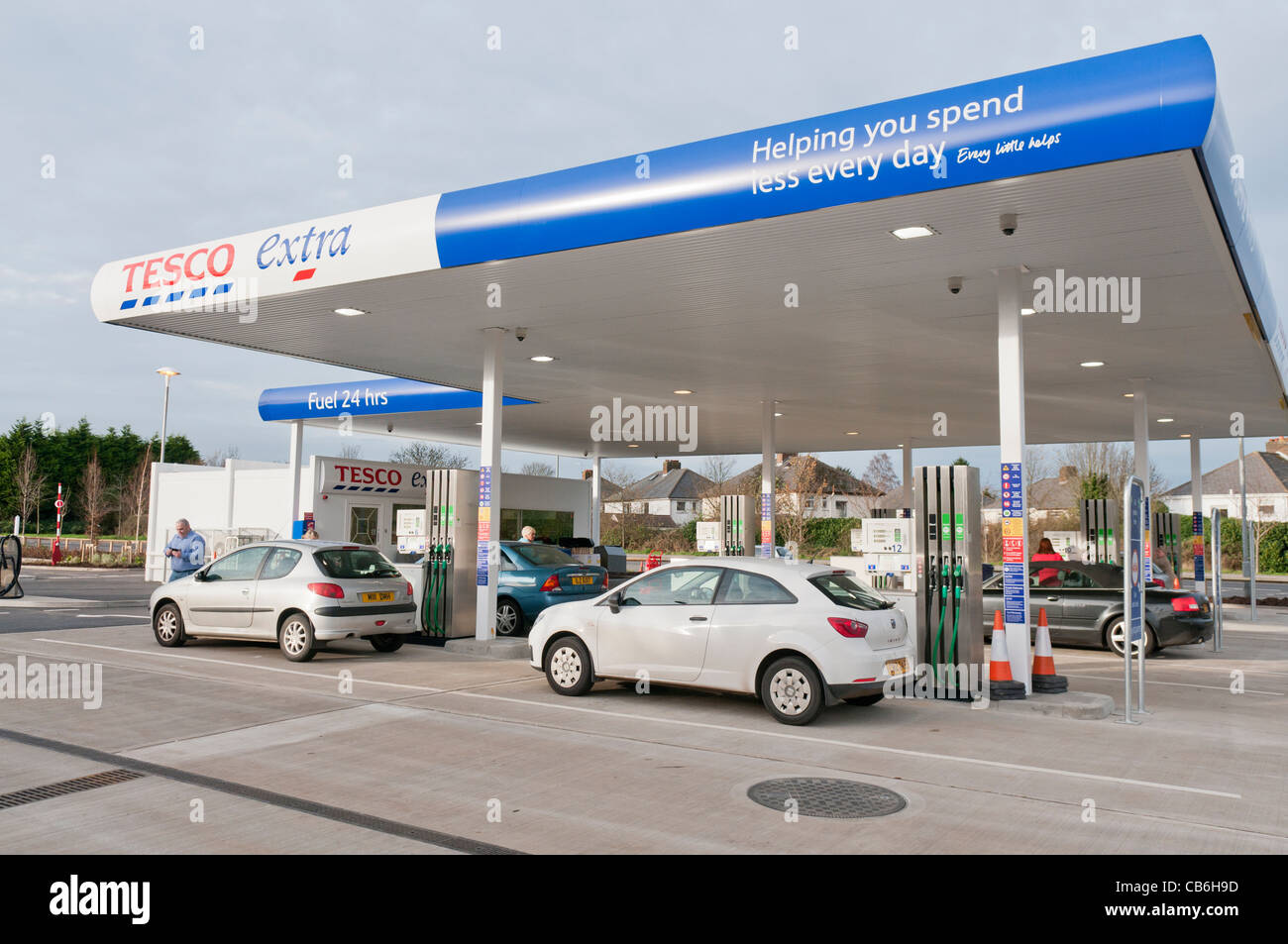 Al di fuori di un Tesco stazione di benzina Foto Stock