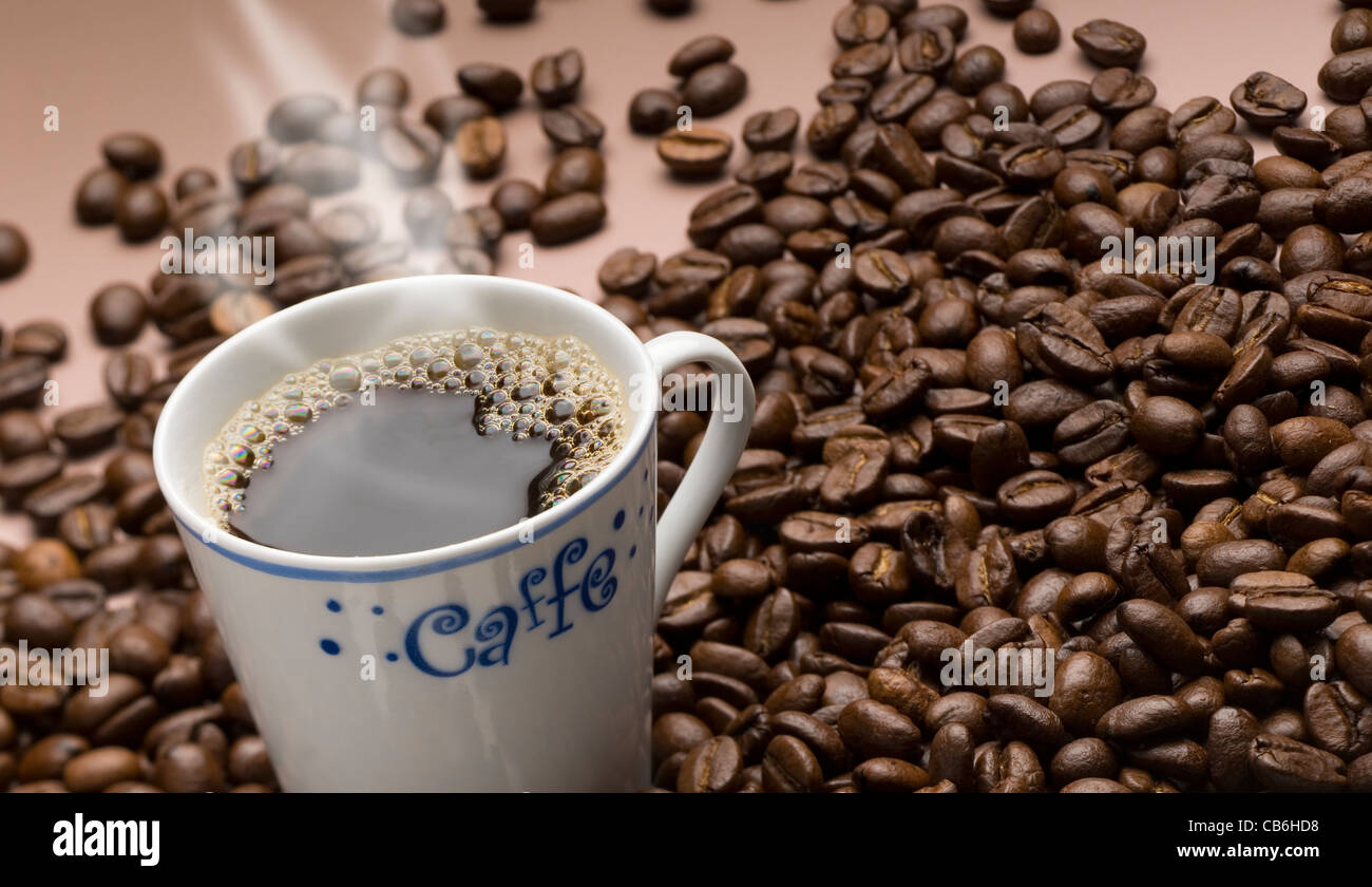 Una deliziosa tazza di caffè caldo e gustoso Foto Stock