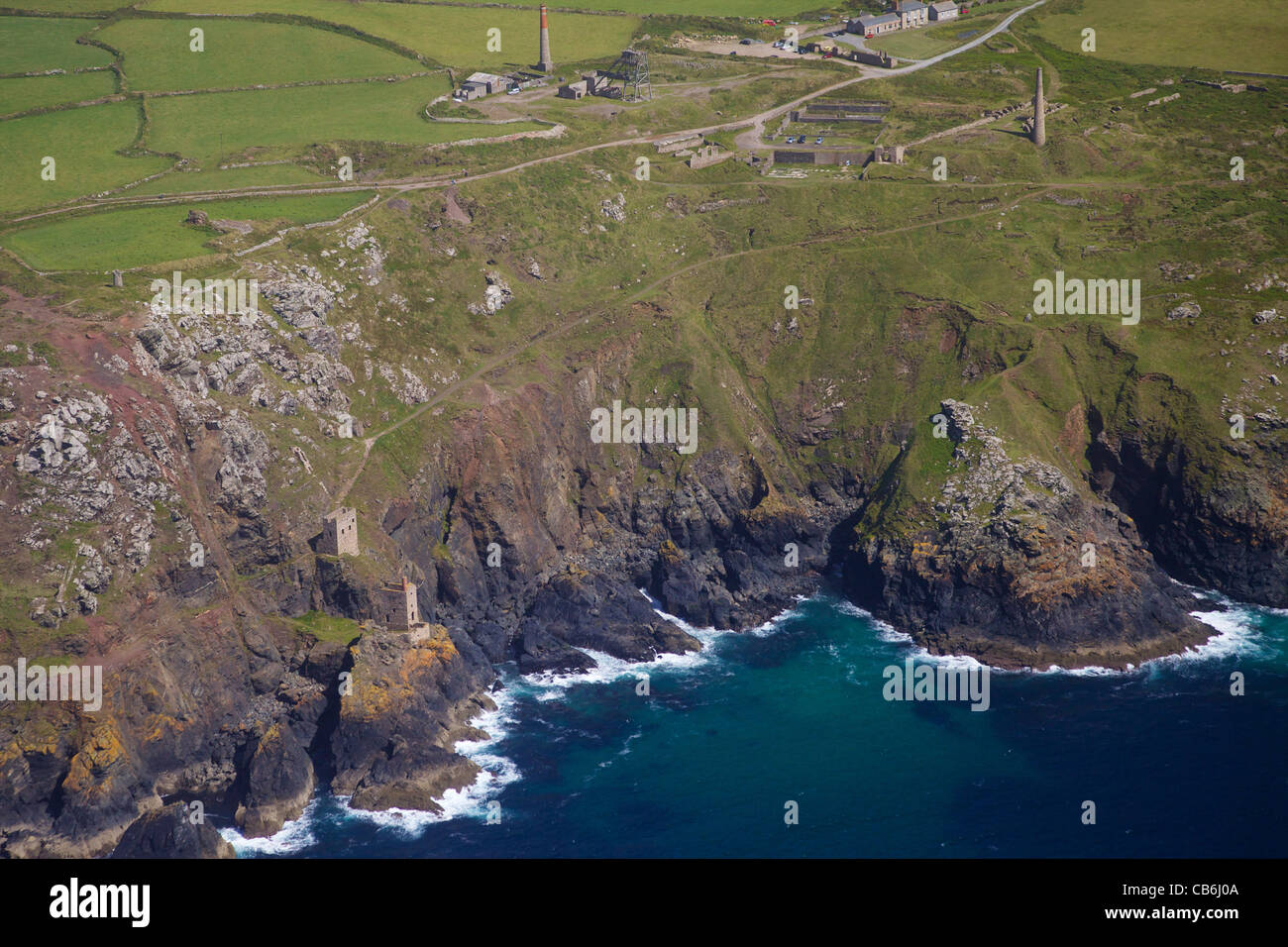 Vista aerea di corone della miniera, Botallack miniera di stagno, Cornwall, Inghilterra, UK, Regno Unito, GB Gran Bretagna, Isole britanniche, Foto Stock