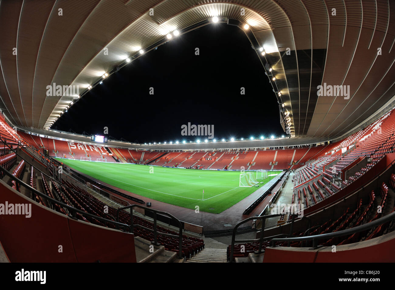 Vista interna St. Mary's Stadium di notte sotto i washer, casa del Southampton Football Club Foto Stock