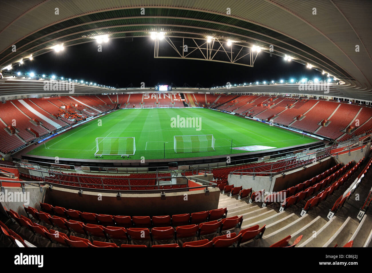 Vista interna St. Mary's Stadium di notte sotto i washer, casa del Southampton Football Club Foto Stock