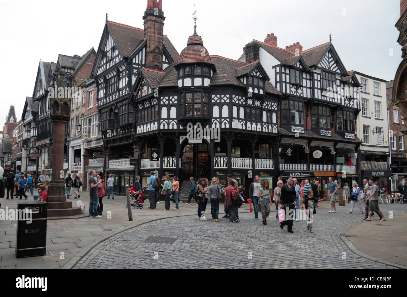 Croce di Chester, Chester con elevata cross a sinistra, la giunzione delle righe nel centro di Chester, Cheshire, Regno Unito. Foto Stock