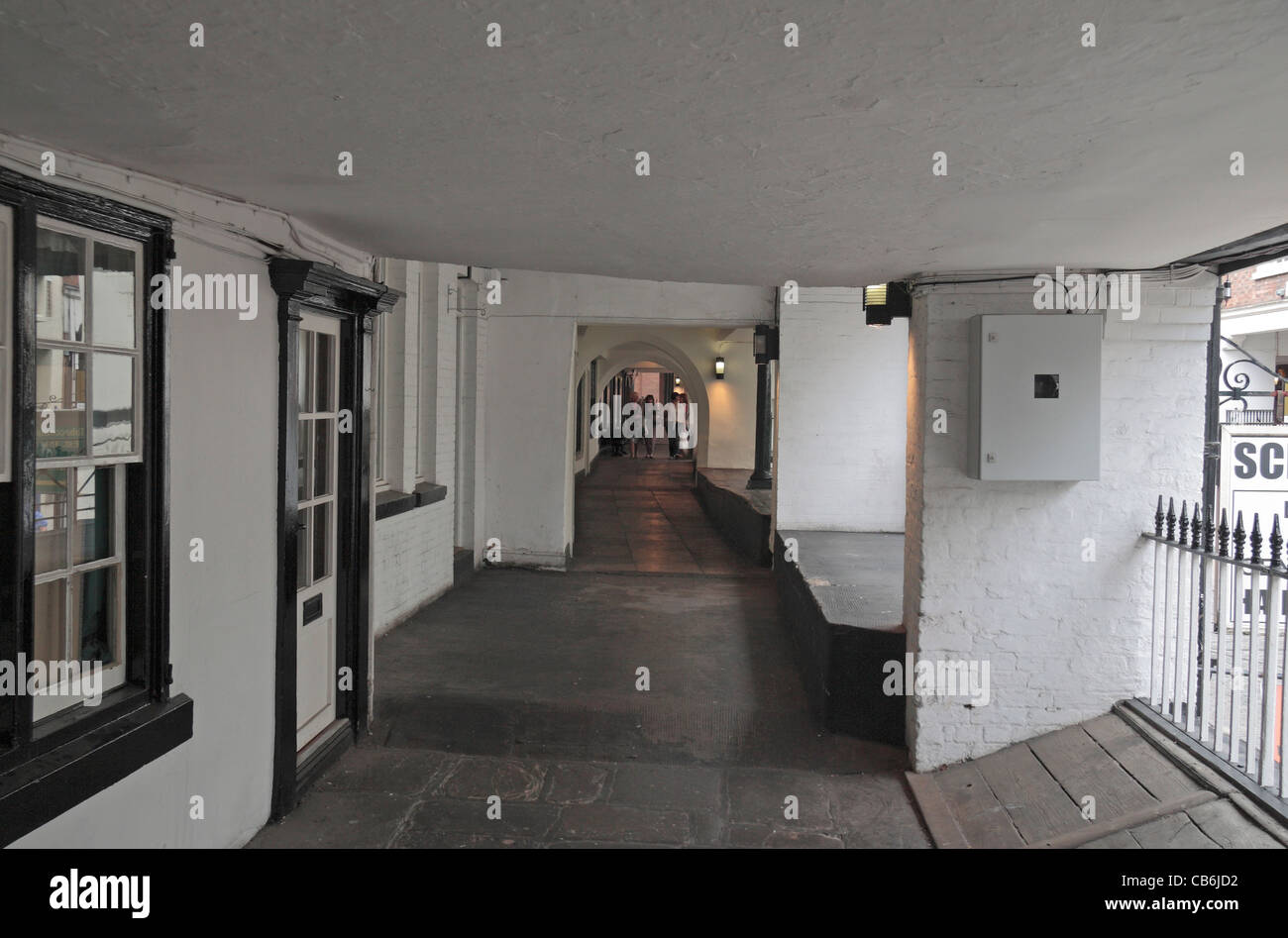 Vista lungo sollevato, passeggiata coperta galleria di Chester righe (o righe), nel centro di Chester, Cheshire, Regno Unito. Foto Stock