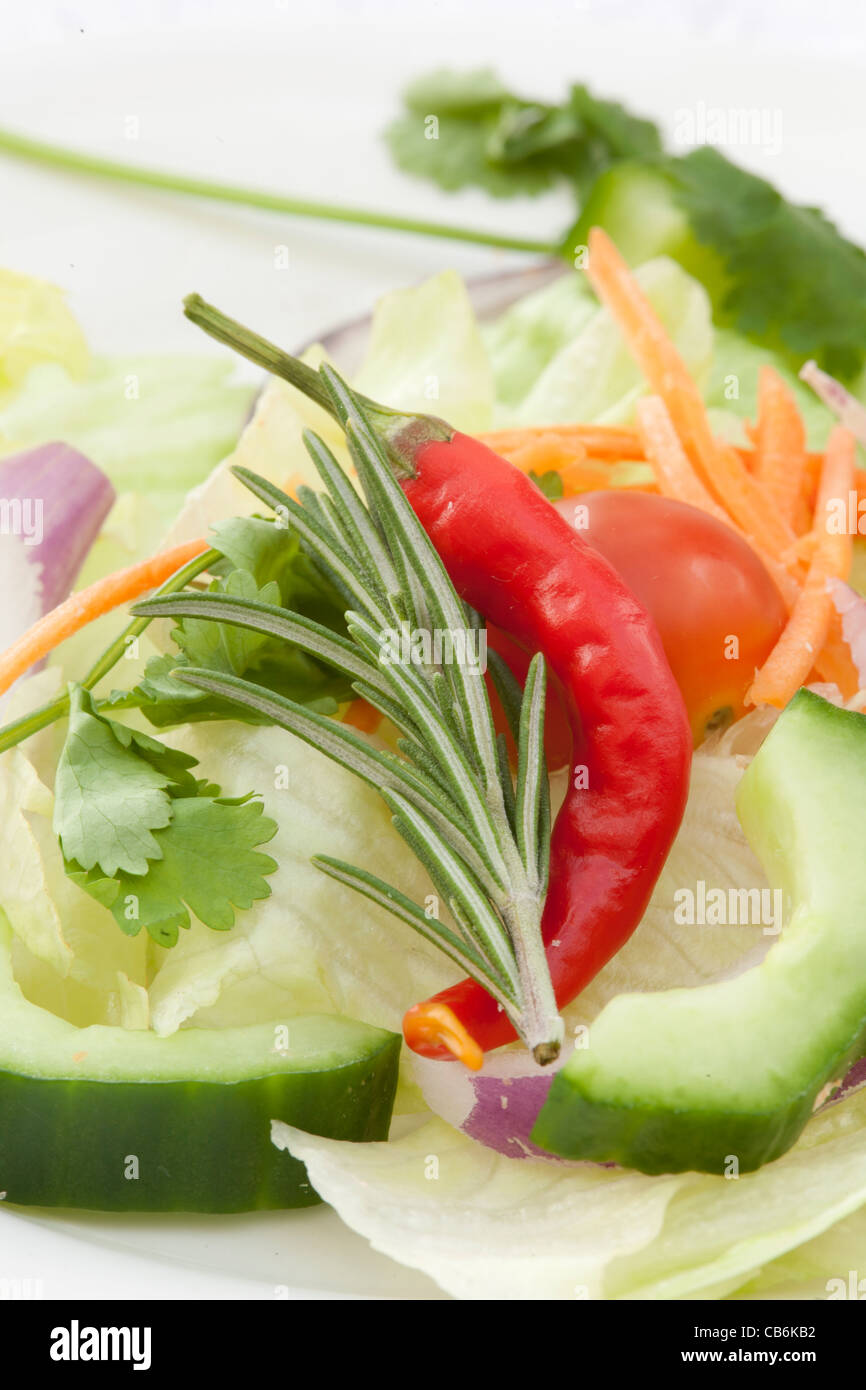 Insalata croccante con il rametto di rosmarino e peperoncino Foto Stock