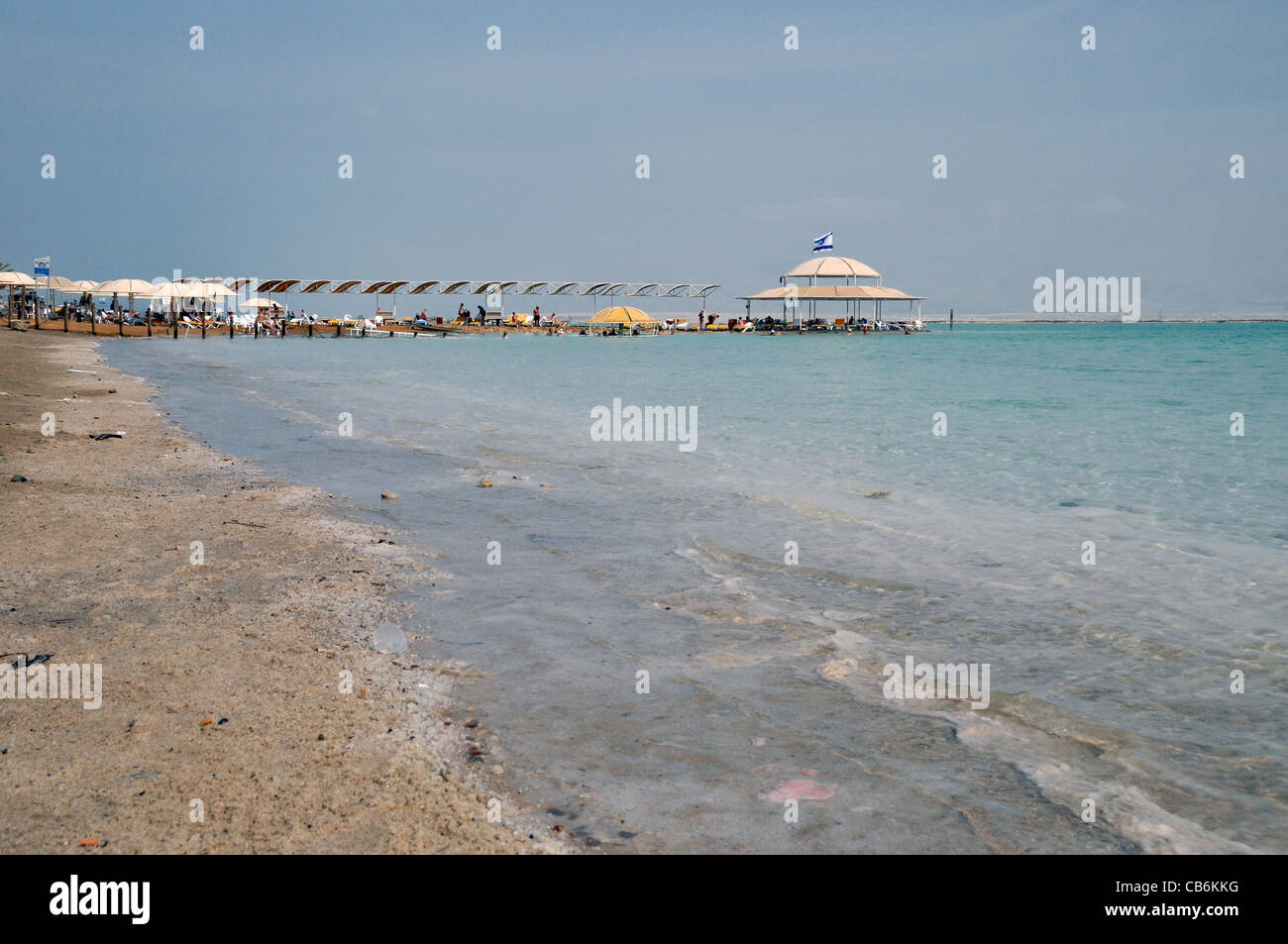 Panorama di morti riva del mare con la spiaggia di lusso sull'orizzonte, Israele, Asia Foto Stock