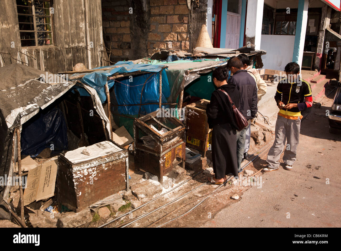 India, Meghalaya, East Khasi Hills, Cherrapunji, centro città, piccole bancarelle pan su Main Street Foto Stock