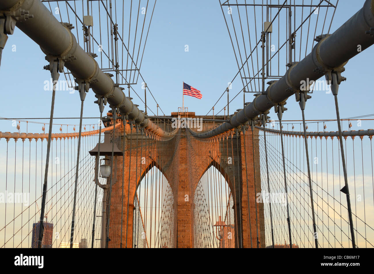 Passeggiata sul ponte di Brooklyn a New York City. Foto Stock