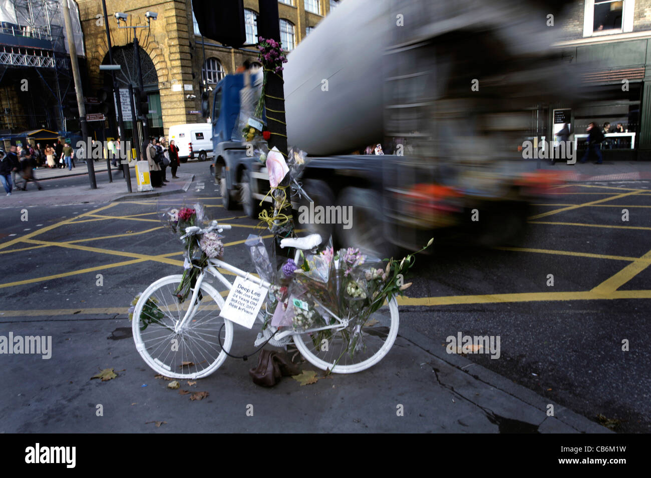 Bianco bicicletta fantasma parcheggiato a Kings Cross a Londra per  commemorare un ciclista che è morto in un incidente stradale Foto stock -  Alamy