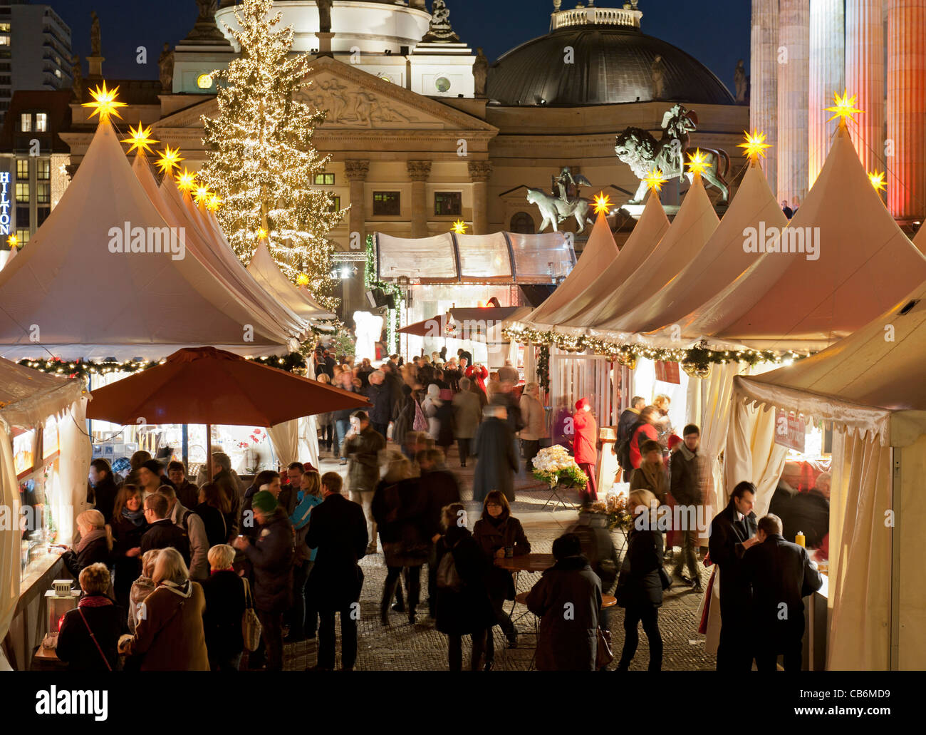 Mercatino di Natale in piazza Gendarmenmarkt a Berlino Germania Foto Stock