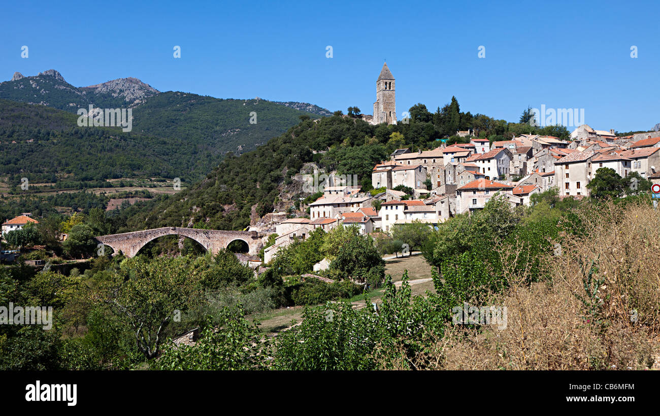 Città medievale di olargues con antico ponte Francia Foto Stock
