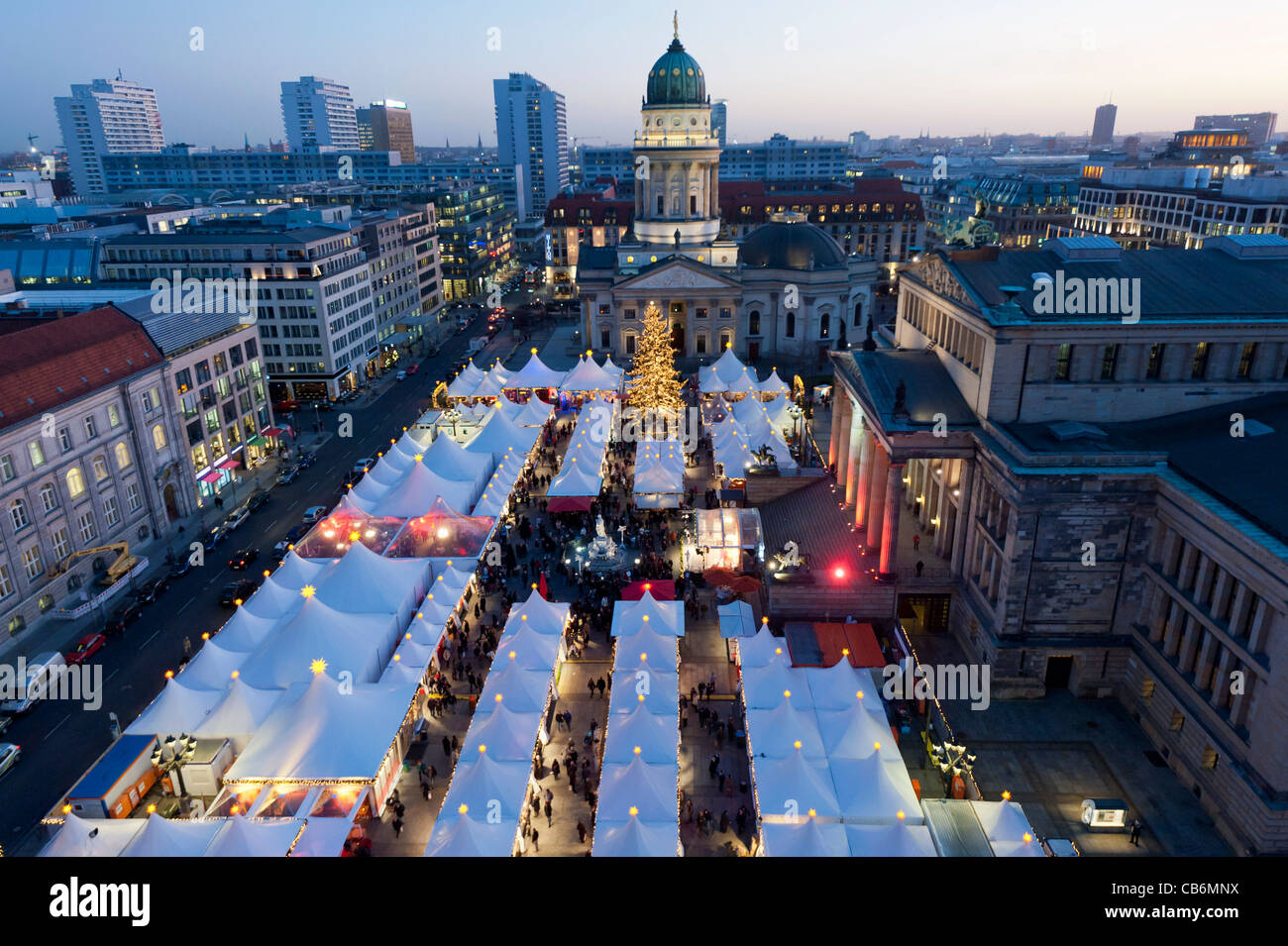 Mercatino di Natale in piazza Gendarmenmarkt a Berlino Germania Foto Stock