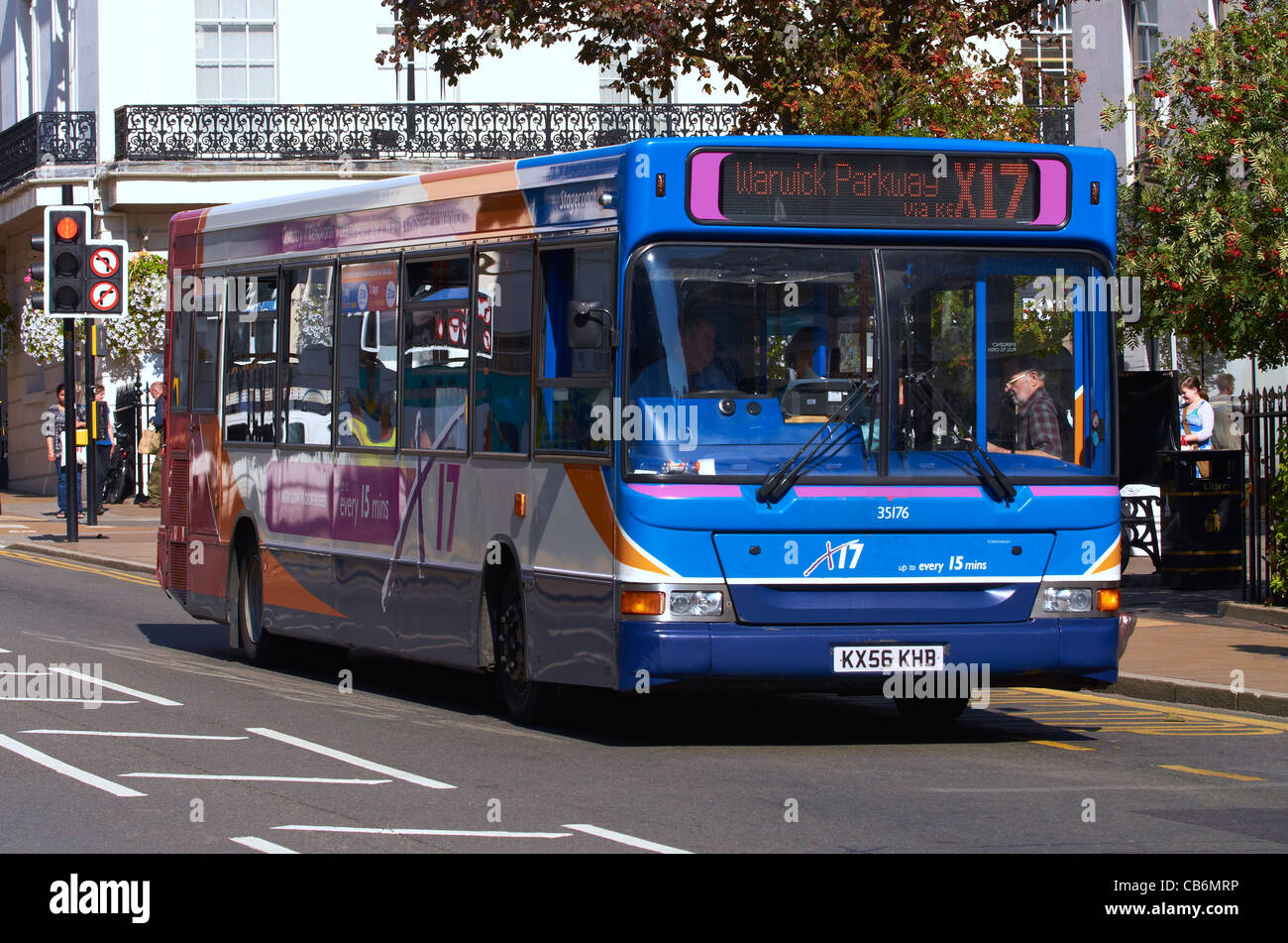 Stagecoach bus alla fermata bus, Parade, Leamington Spa Warwickshire, Regno Unito Foto Stock