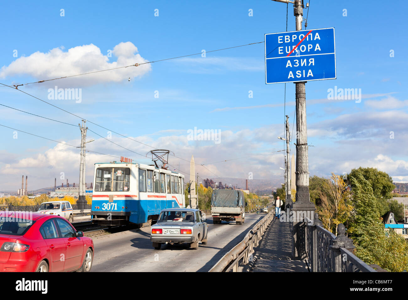 Cartello stradale su Europa ed Asia frontiera nel fiume Ural. Esso si trova sul ponte di veicolare in città. Unità di veicoli su strada. Ural, Magnitogorsk, Russia Foto Stock