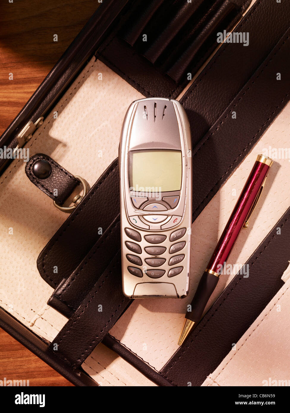 Vecchio telefono cellulare su una scrivania in ufficio con Filofax Foto Stock