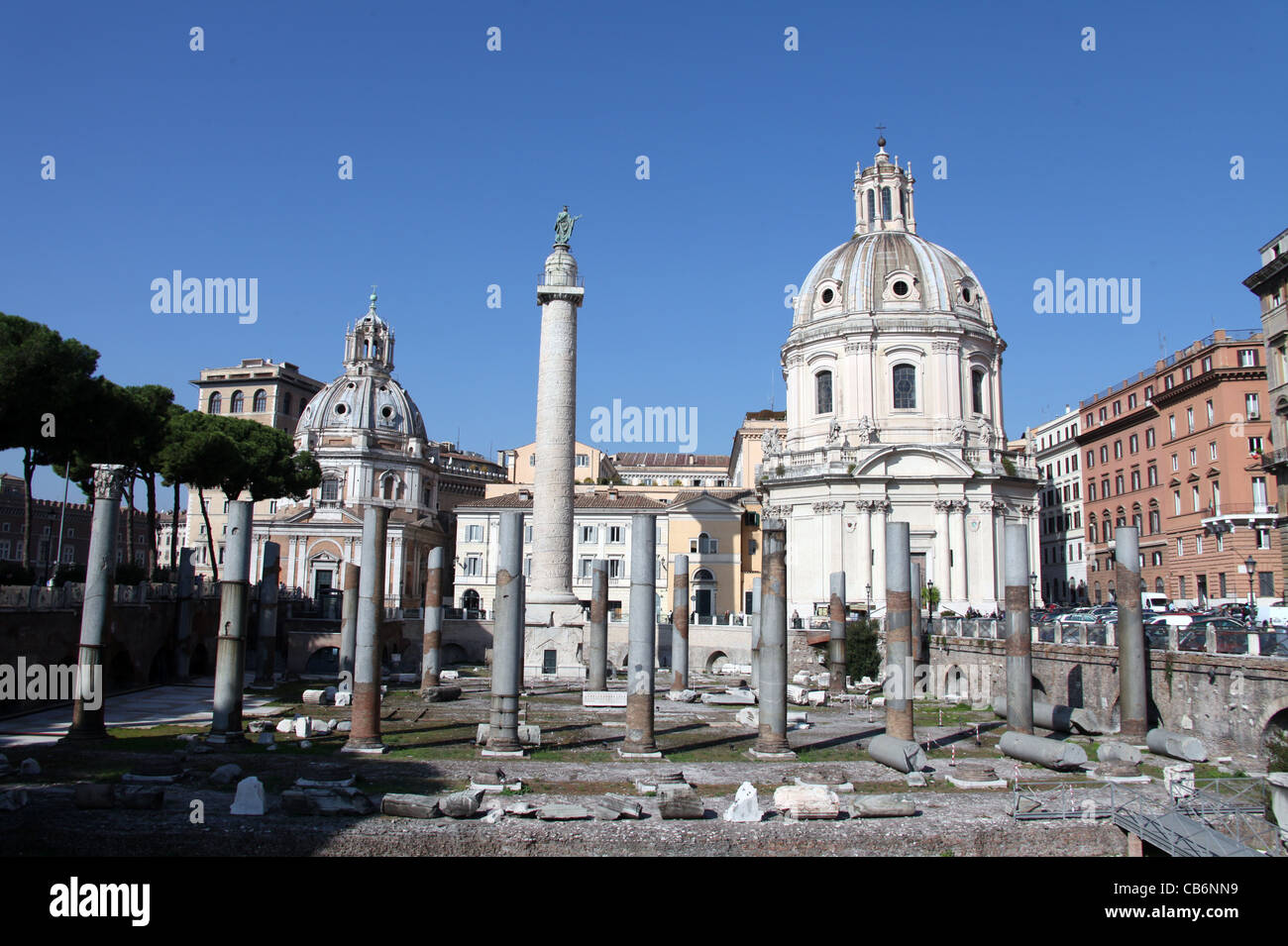 Mercati Trajans con Trajans colonna e due chiese gemelle. Foto Stock