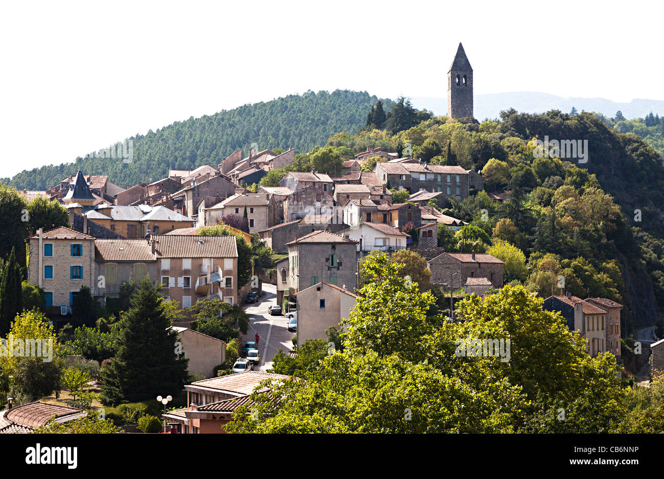 Città di olargues con castello in rovina tower Francia Foto Stock