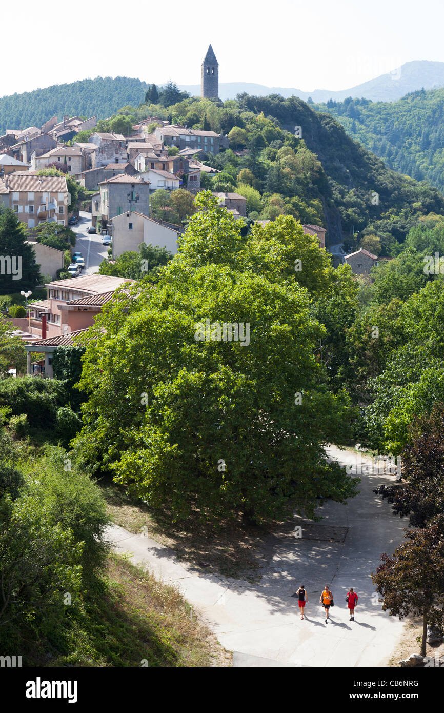 Città di olargues con castello in rovina tower Francia Foto Stock