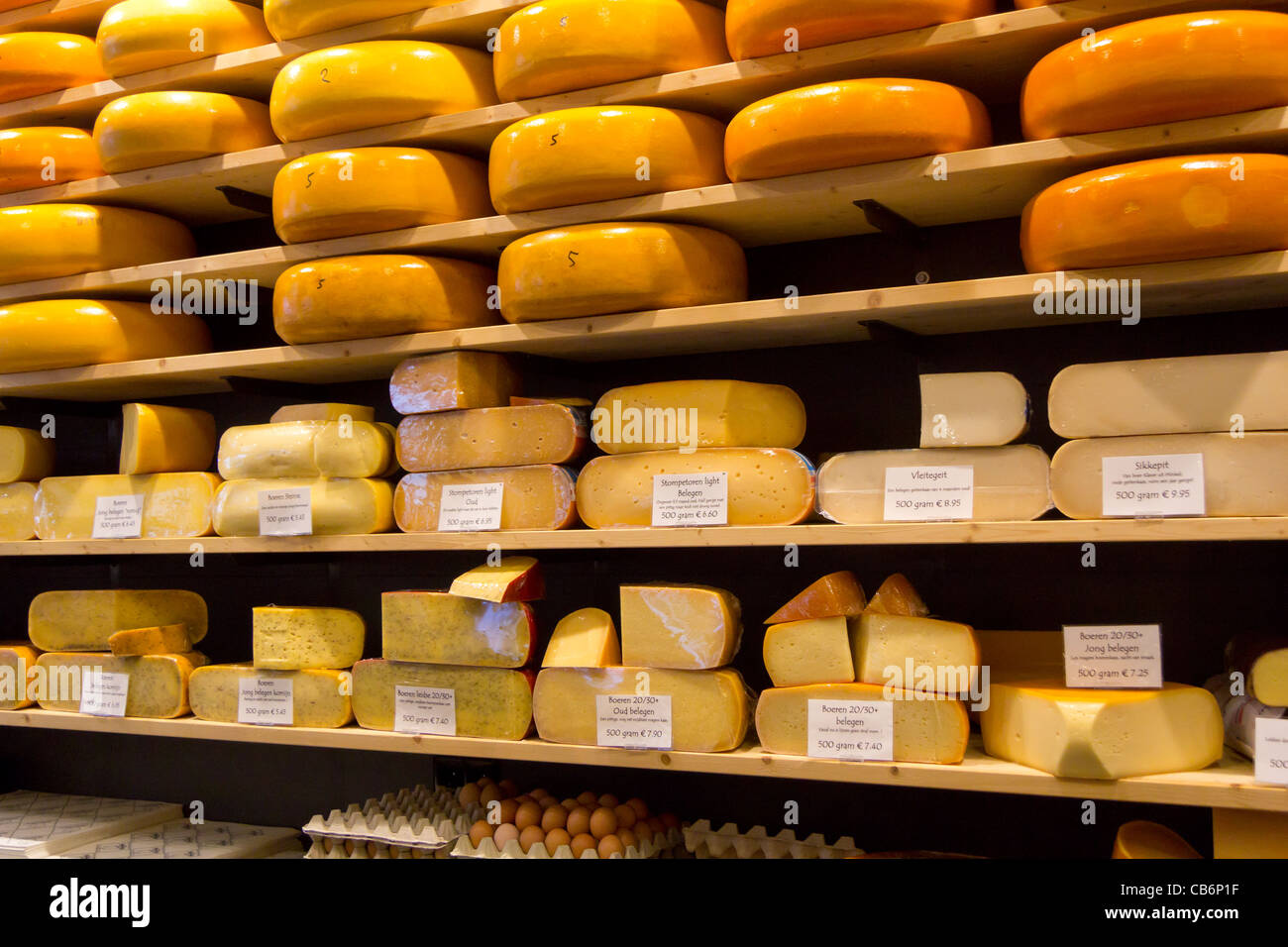 "Formaggio Gouda tornate sui ripiani a 't Kaaswinkeltje negozio di formaggi Gouda, South Holland, Paesi Bassi Foto Stock