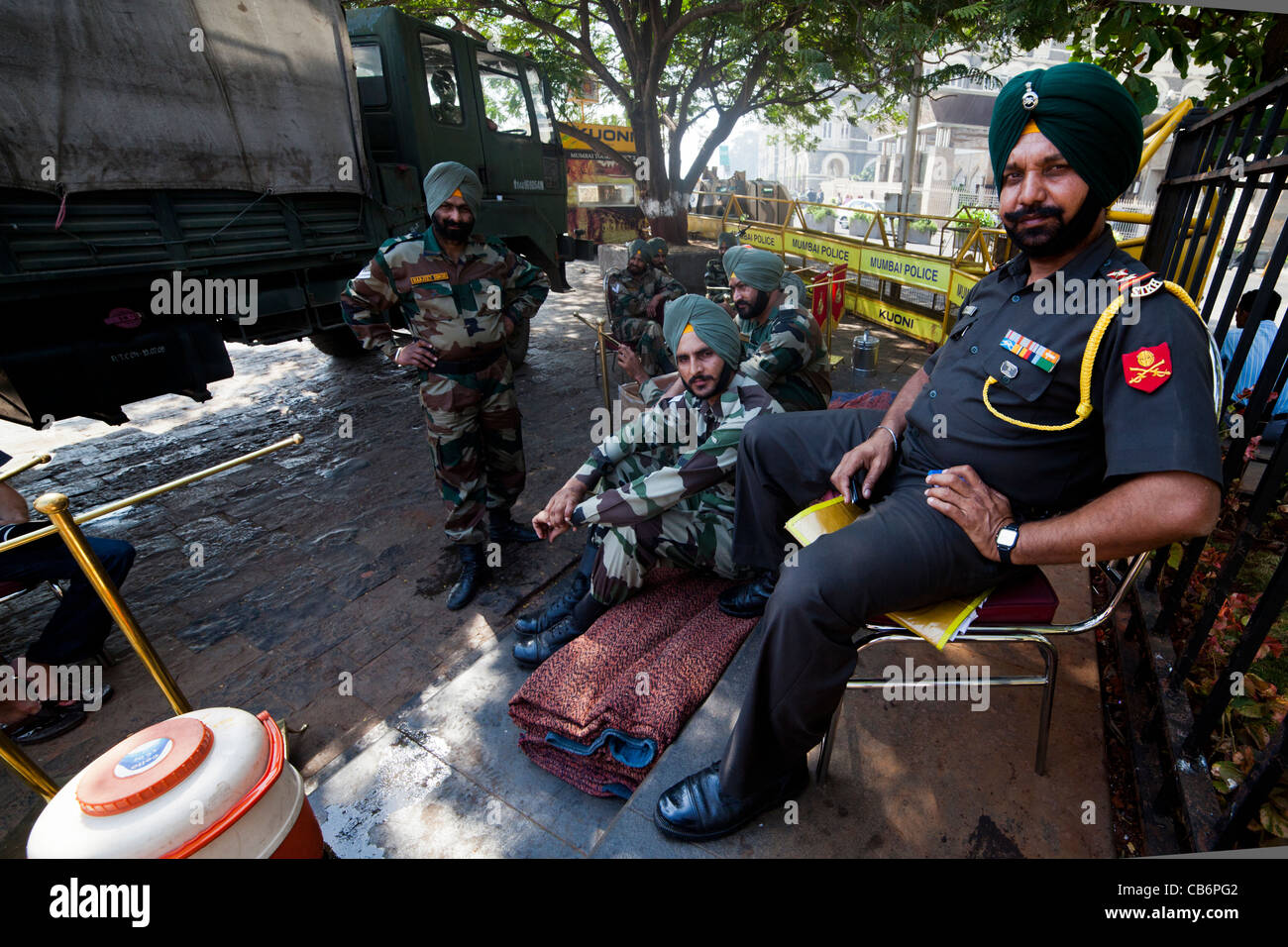 Protezioni Sikh al di fuori del gateway in India Foto Stock