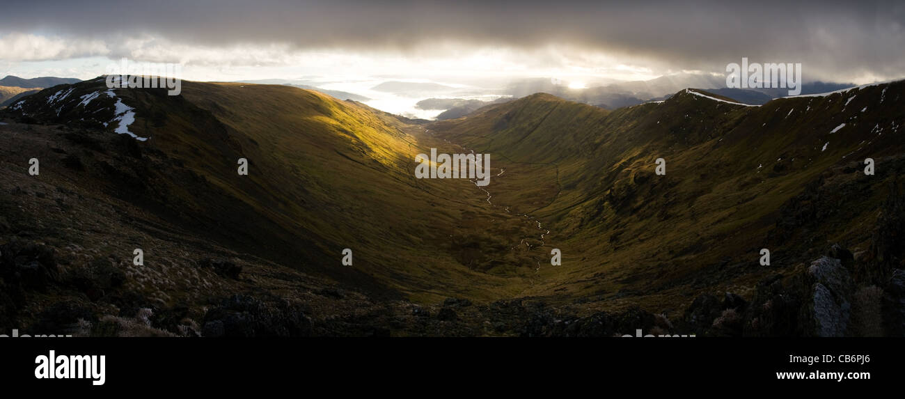 Sun scoppia attraverso le nuvole in Fairfield valle a ferro di cavallo in una fredda giornata invernale Foto Stock
