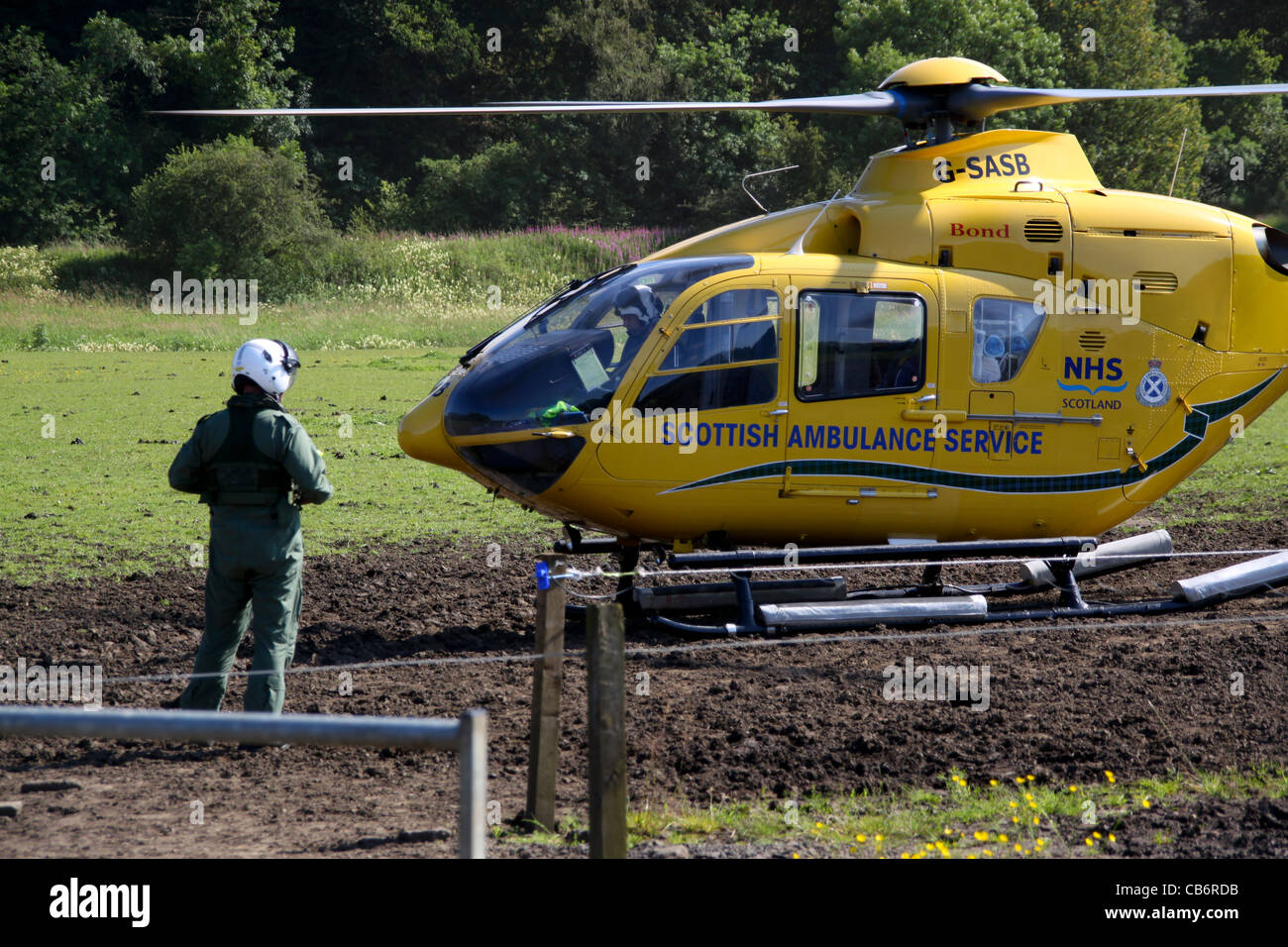 Scottish Ambulance Service Air Ambulance elicotteri frequentando l'incidente nel settore paziente di caricamento sulla barella Foto Stock