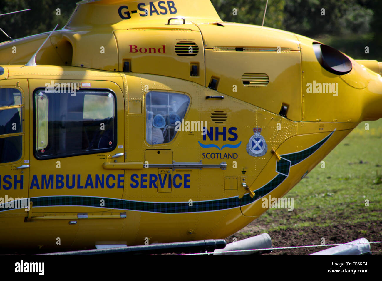 Scottish Ambulance Service Air Ambulance elicotteri frequentando l'incidente nel settore paziente di caricamento sulla barella Foto Stock