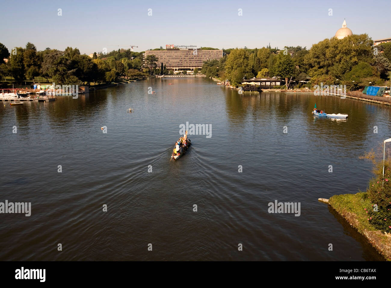 Persone in canoa il lago artificiale surraunding il parco quartiere Eur Roma Italia Foto Stock