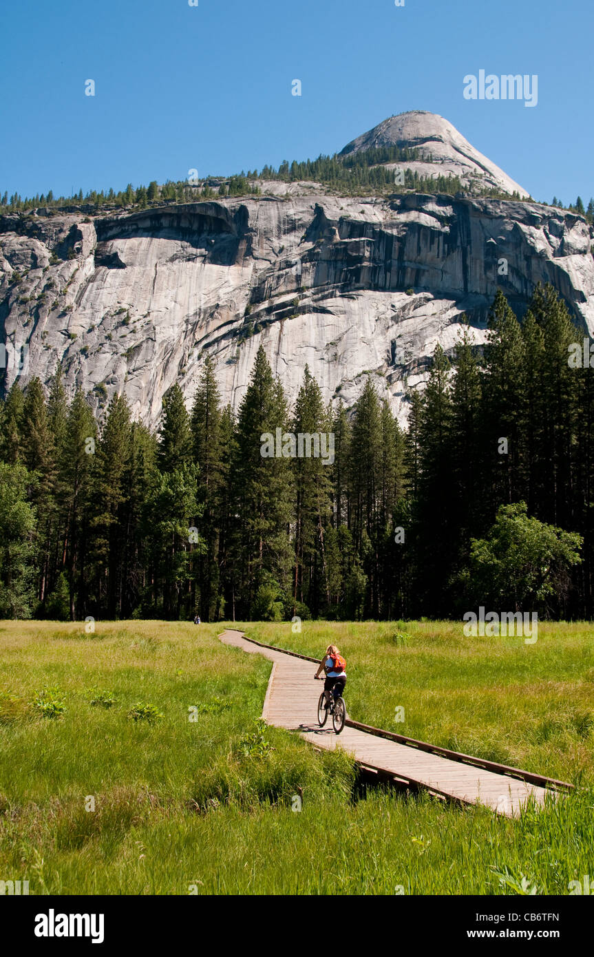 Ciclismo, Yosemite Valley, Yosemite National Park, California, Stati Uniti d'America. Foto copyright Lee Foster. Foto # california121197 Foto Stock