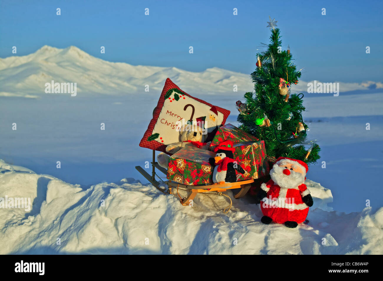 Scena di Natale nel paesaggio invernale con un albero decorato e Santa Claus, fotografato in alta arctic di Alaska, Stati Uniti d'America. Foto Stock