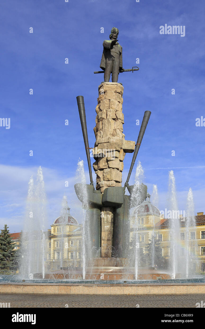 Immagine di Avram Iancu statua e pozzo artesiano da Cluj Napoca,Transilvania,Romania. Foto Stock