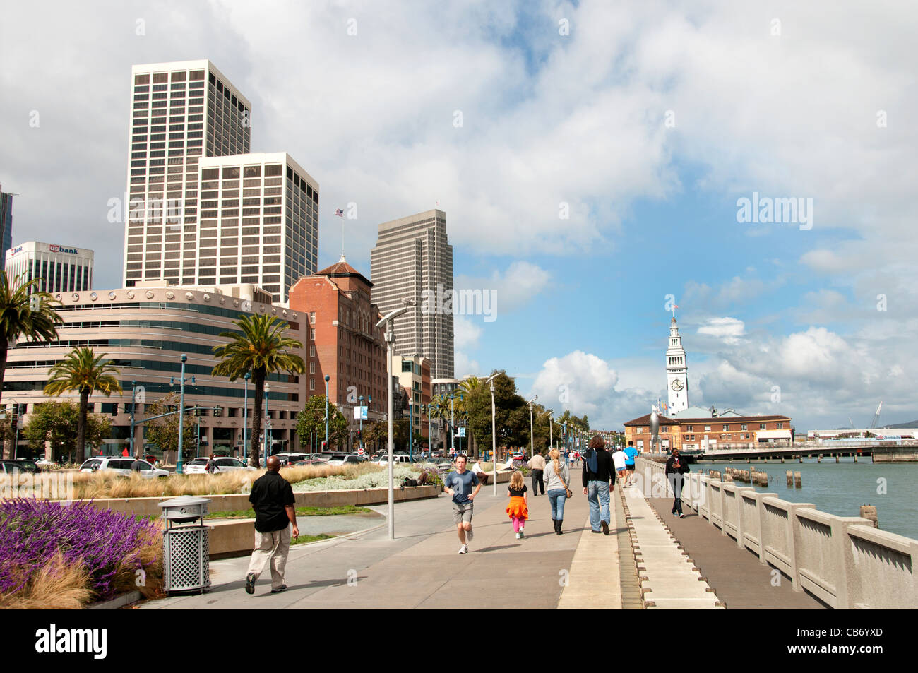 L'Embarcadero waterfront e il manto stradale dal Porto di San Francisco in California Foto Stock