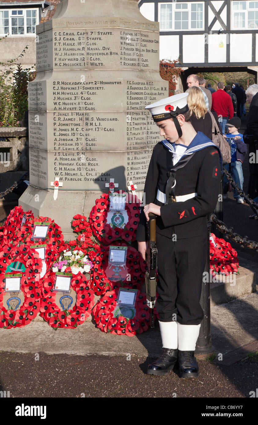 Il cenotafio IN LYDNEY GLOS sul ricordo domenica 2011con scout di mare presso l'attenzione Foto Stock