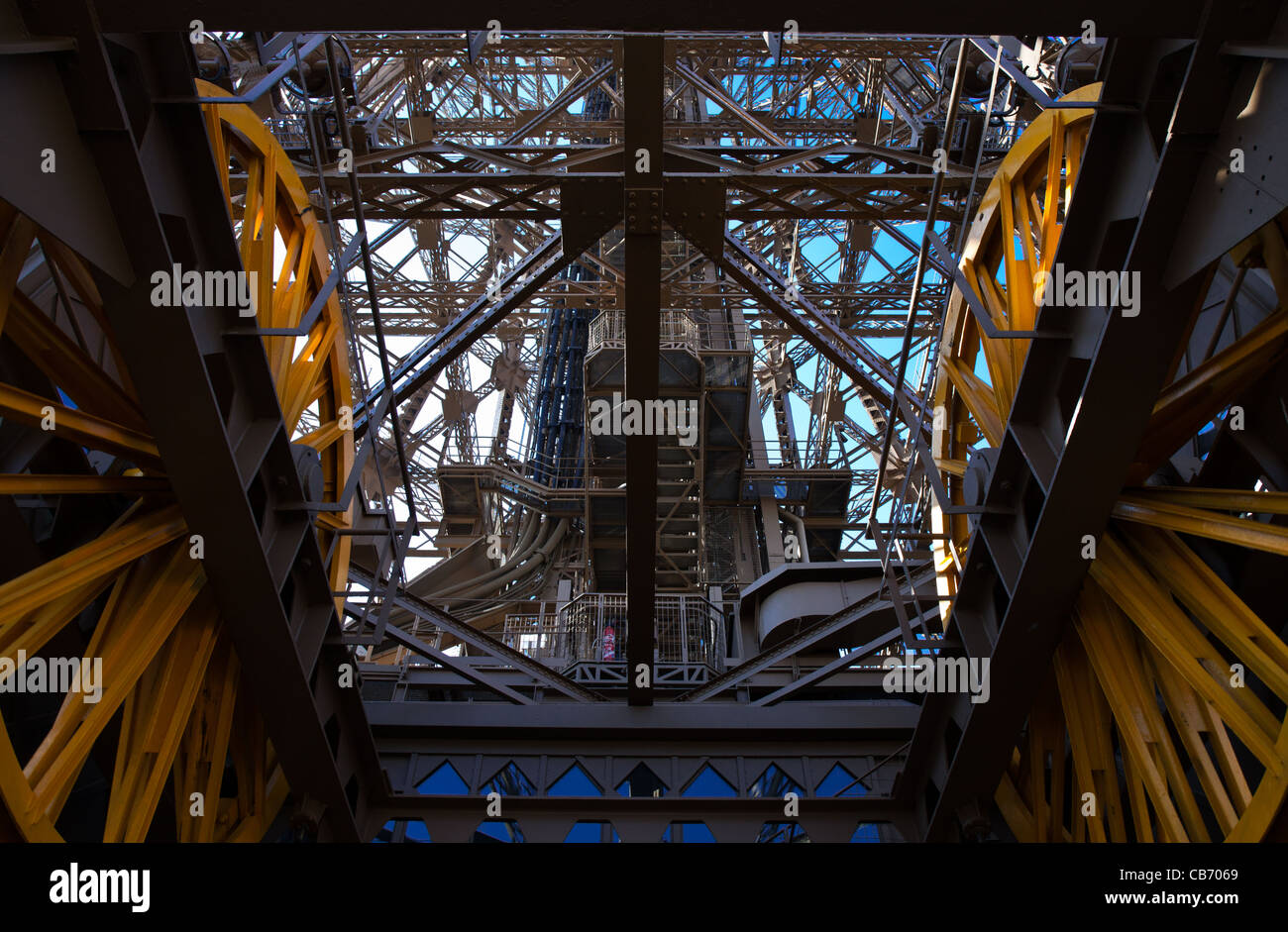 Parigi, l'ascensore ruote all'interno della torre Eiffel Foto Stock