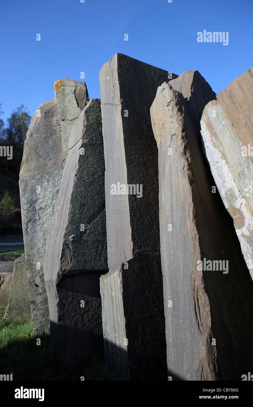 Lastre di roccia all'ingresso da Duke's Pass per Achray Forest Drive nel Queen Elizabeth Forest Park - 3 miglia da Aberfoyle Foto Stock
