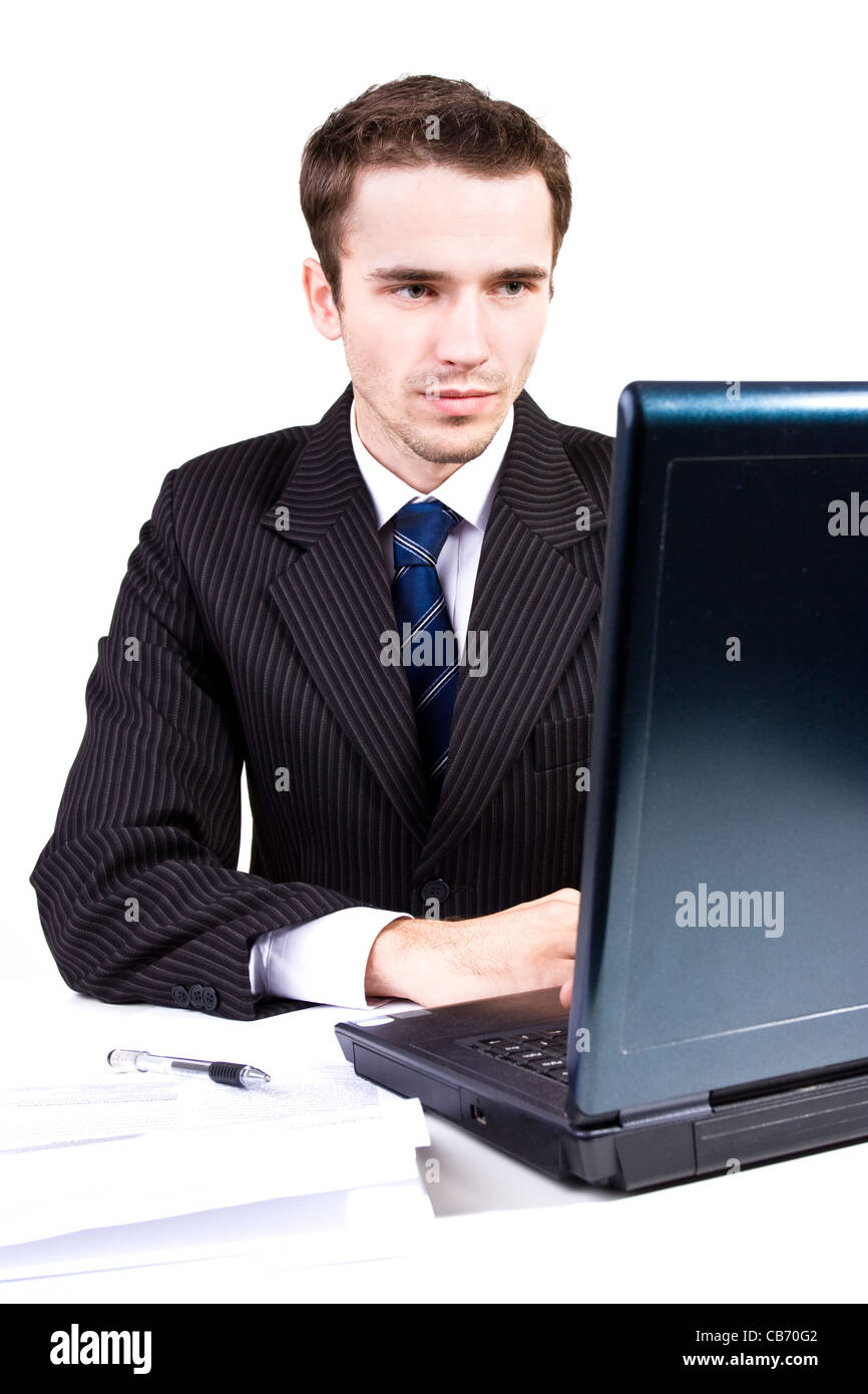 Bello imprenditore al lavoro scrivendo sul computer - studio shot su sfondo bianco Foto Stock