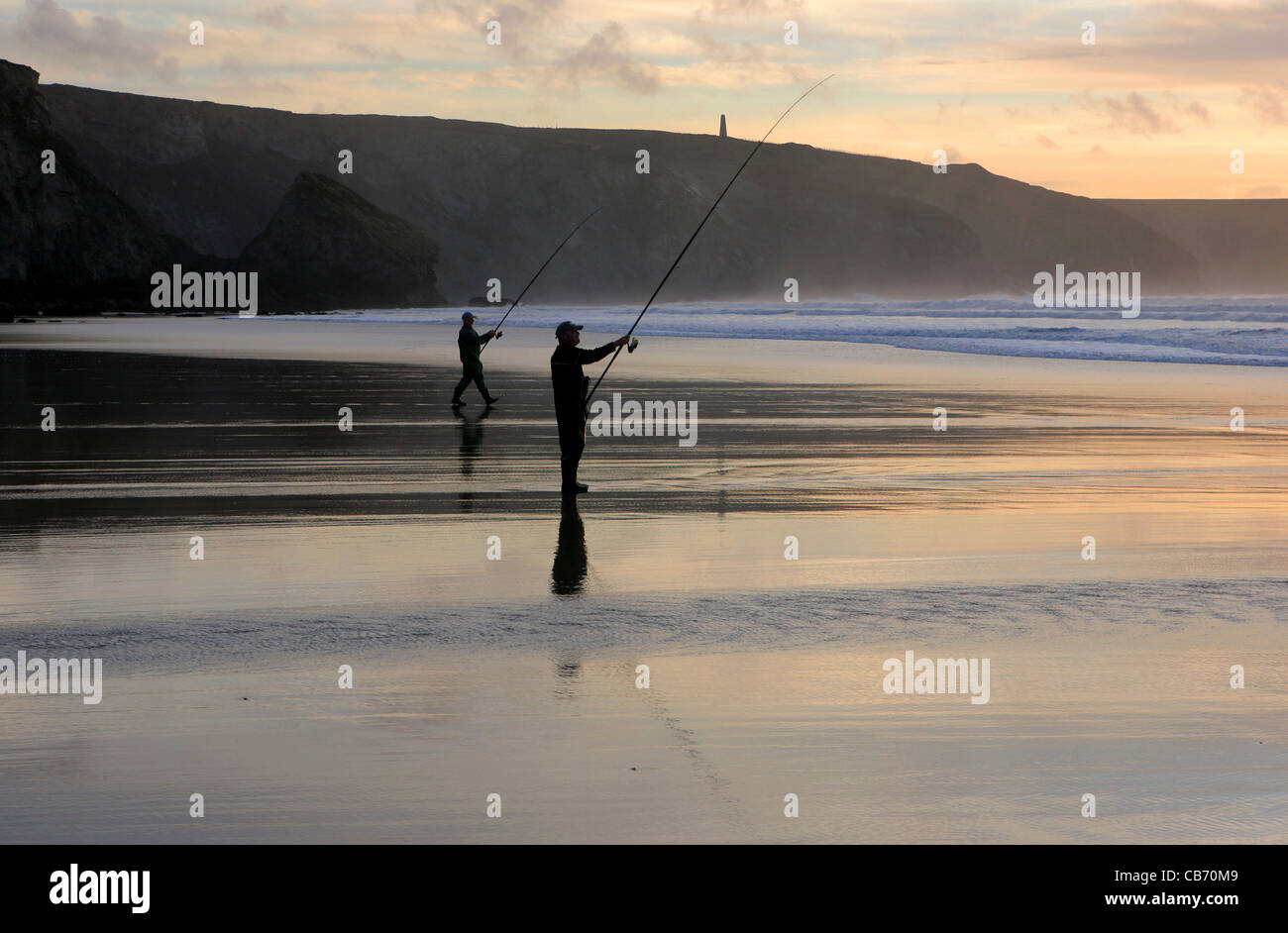 I pescatori al tramonto sulla spiaggia di Porthtowan, Cornwall, Regno Unito. Foto Stock