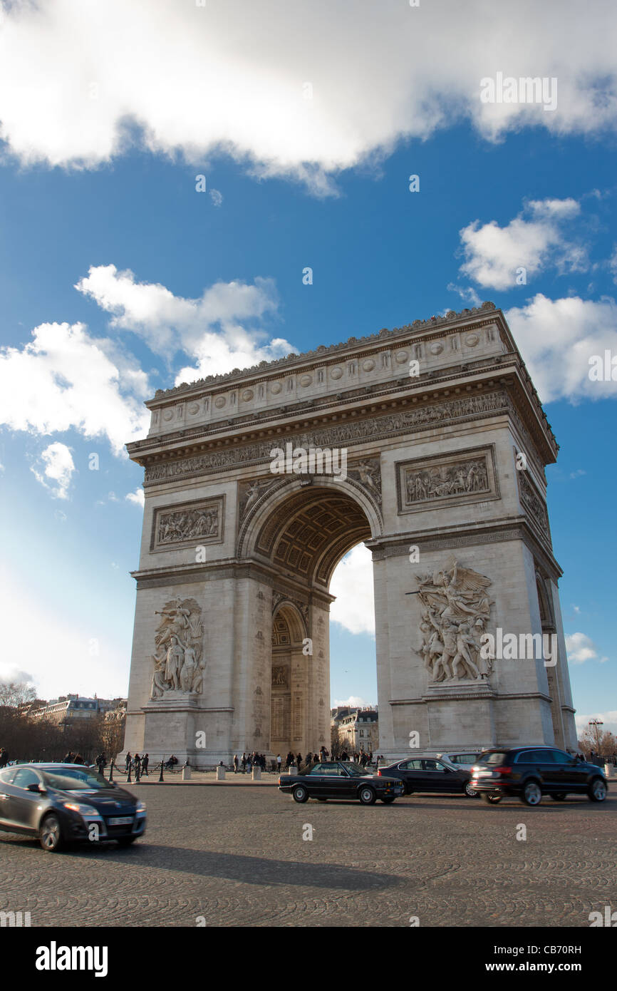 L'Arc de Triomphe (arco di trionfo) nel centro di Place Charles de Gaulle a Parigi Francia sul Champs-Elysees Foto Stock