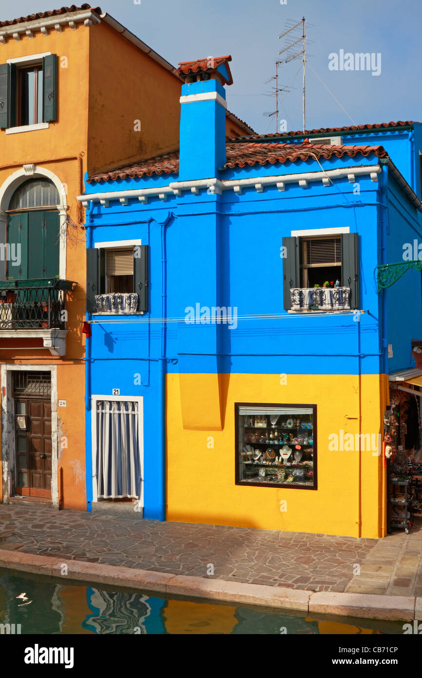 Colorfully casa dipinta su un canale, Burano, Italia, Europa. Foto Stock