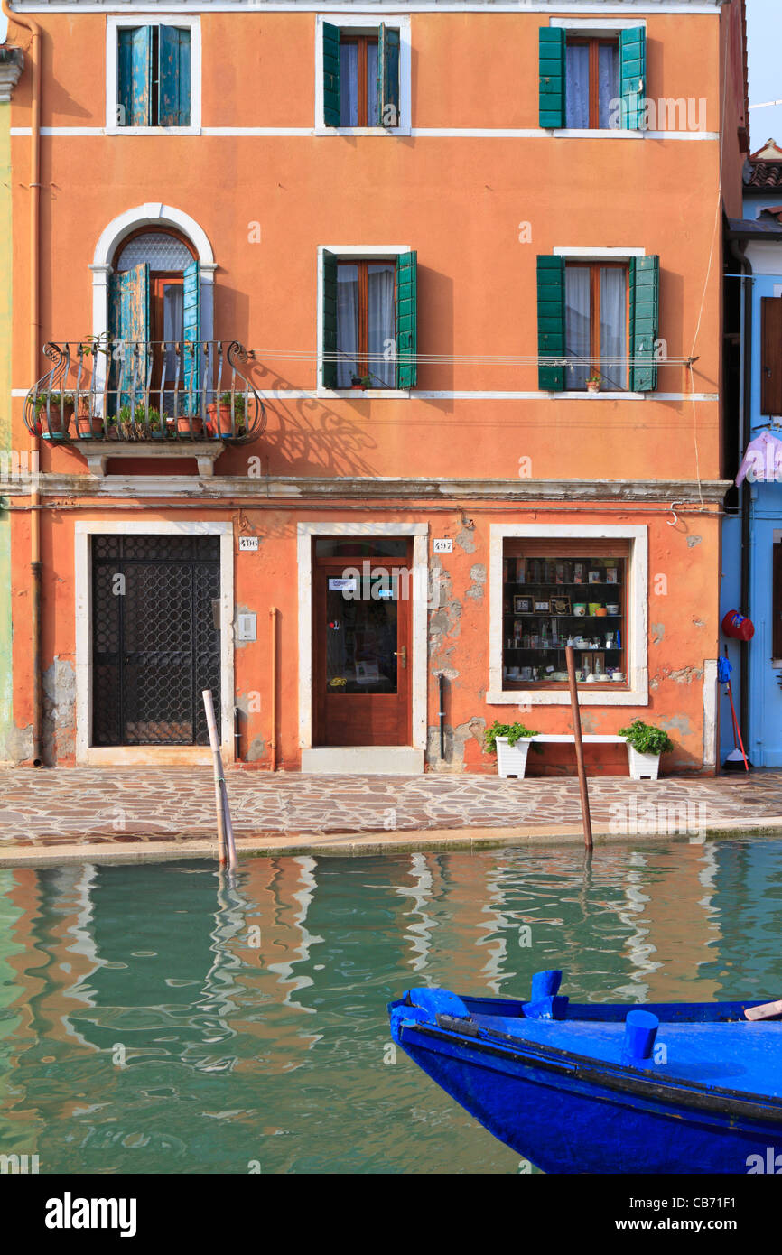 Colorfully casa dipinta su un canale, Burano, Italia, Europa. Foto Stock