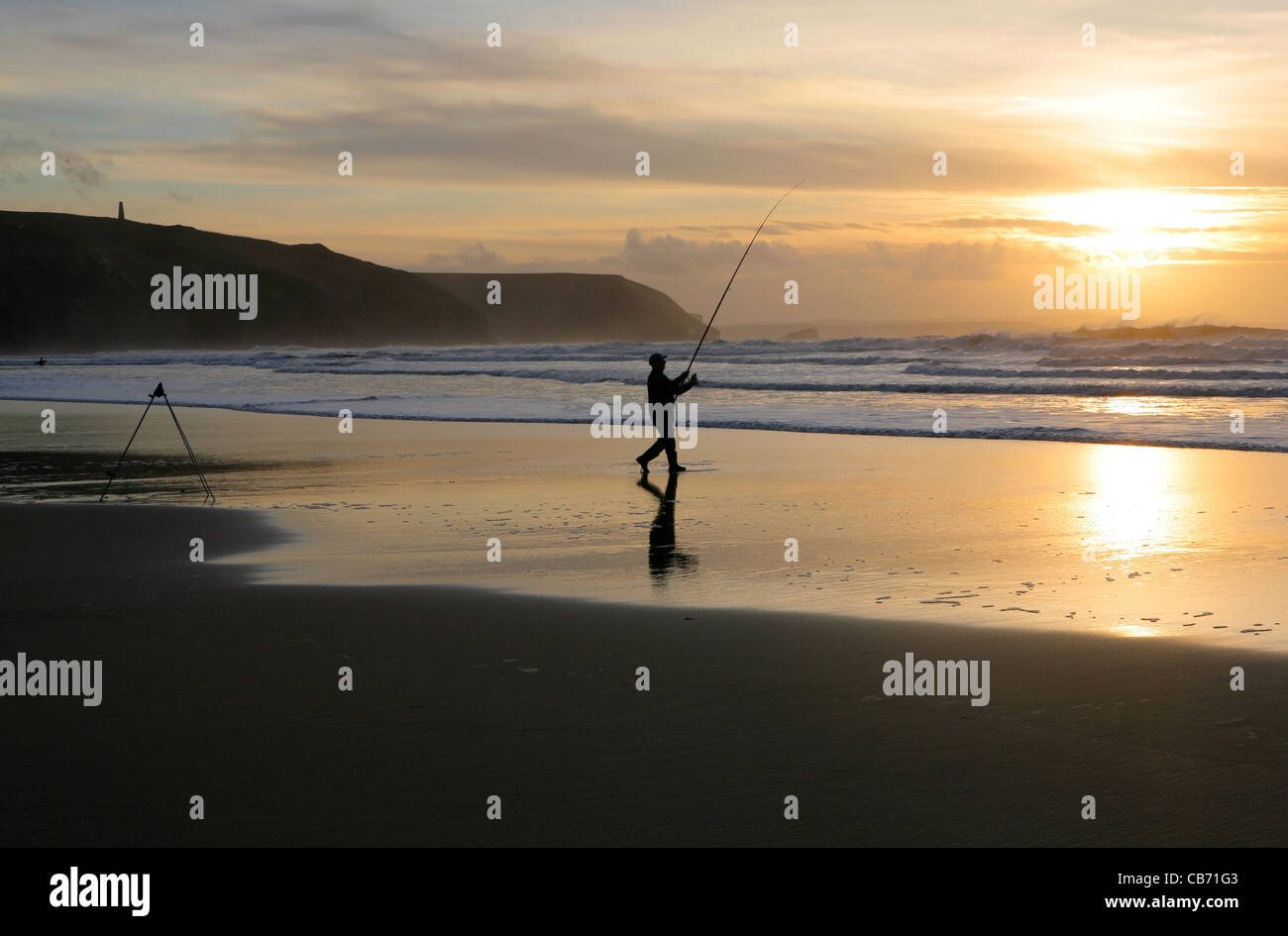 I pescatori al tramonto sulla spiaggia di Porthtowan, Cornwall, Regno Unito. Foto Stock