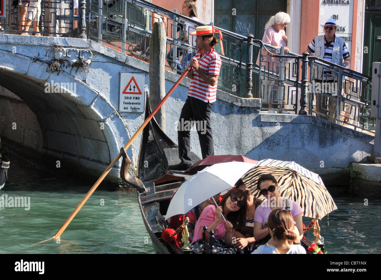 Gondola turisti, VENEZIA Foto Stock